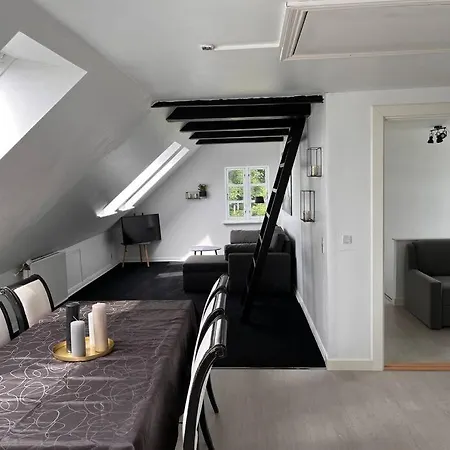 Apartment Stor Rummelig Med Egen P-plads