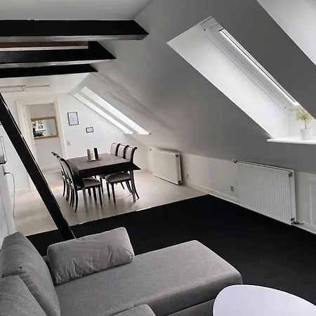 Stor Rummelig Med Egen P-plads *
