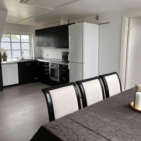 Apartment Stor Rummelig Med Egen P-plads