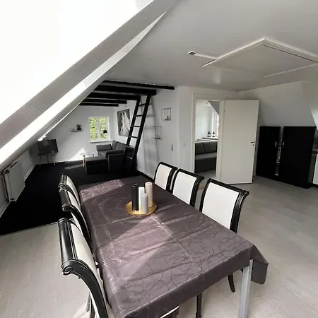Apartment Stor Rummelig Med Egen P-plads