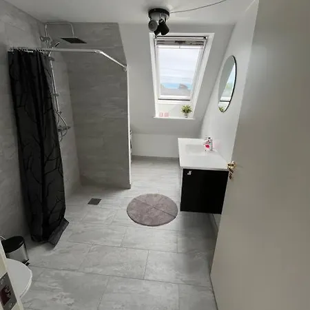 Apartment Stor Rummelig Med Egen P-plads *