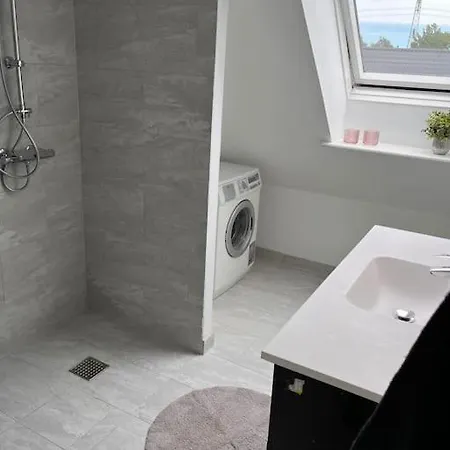 Stor Rummelig Med Egen P-plads