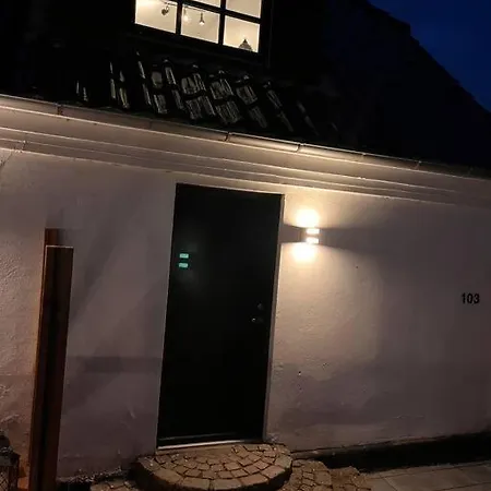 Stor Rummelig Med Egen P-plads